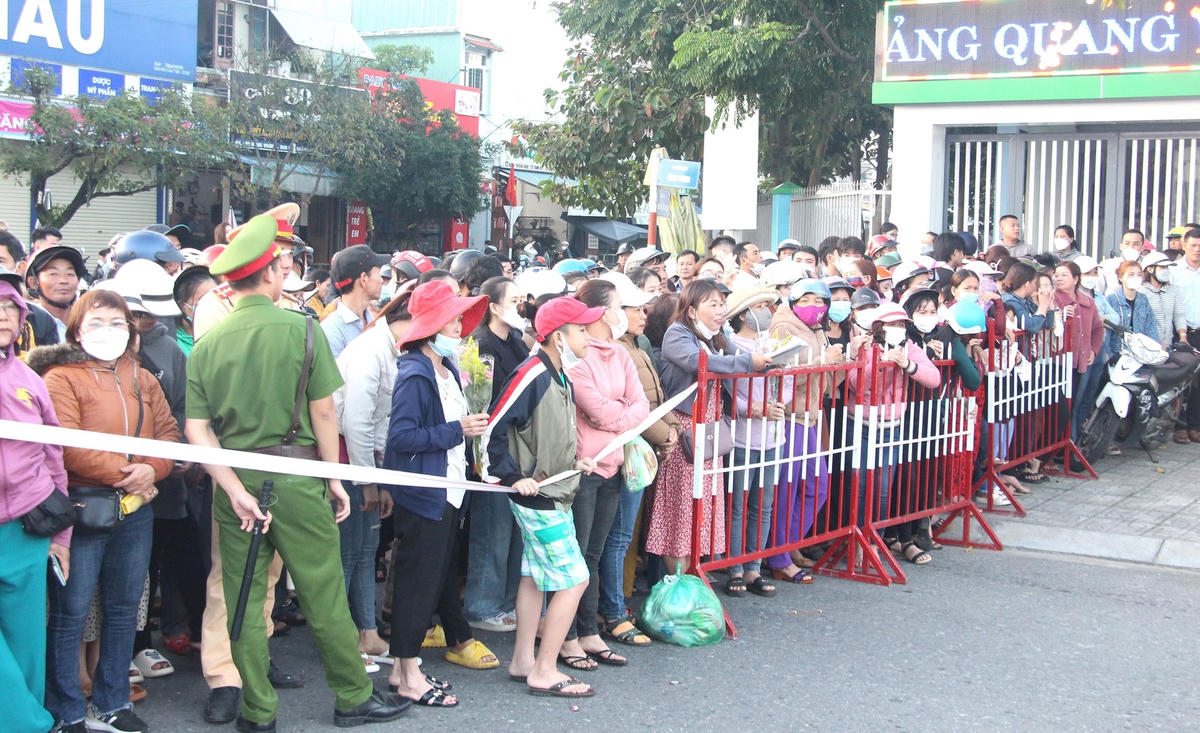 Rất đông người thân, bạn bè đến động viên tân binh lên đường nhập ngũ.