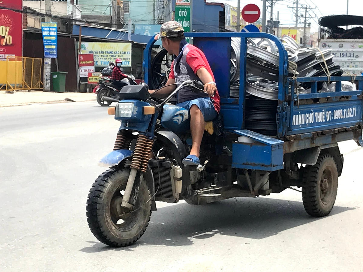 ... vừa cản trở giao thông vừa rất nguy hiểm.