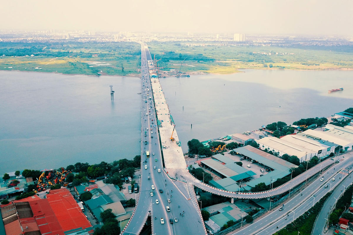 Cầu Vĩnh Tuy 2 có tổng chiều dài và đường dẫn hơn 3,5km, là cây cầu dài nhất bắc qua sông Hồng hiện nay vừa thông xe ngày 30/8/2023.