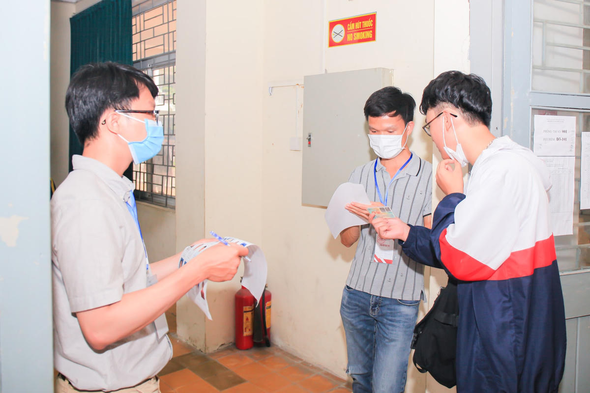 Phần thi bắt buộc được tổ chức vào buổi sáng, 2 phần tự chọn tổ chức vào buổi chiều để đảm bảo các thí sinh có thể thi cả 3 phần.