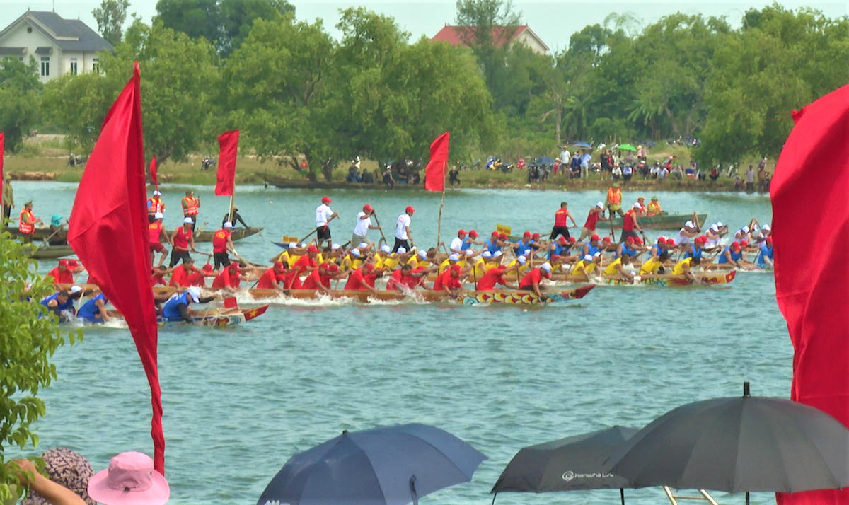 Các thuyền đua tranh tài trên dòng Nhật Lệ (Quảng Ninh)
