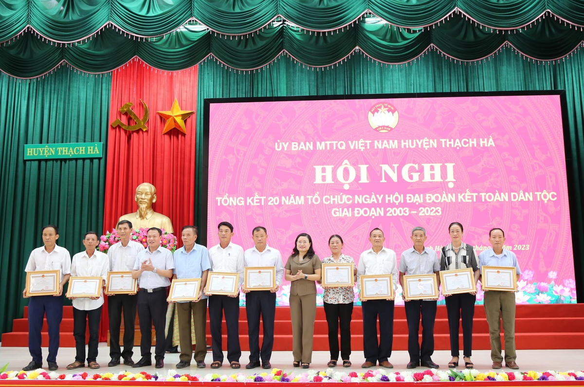 Lãnh đạo huyện Thạch Hà tặng giấy khen cho các tập thể, cá nhân.