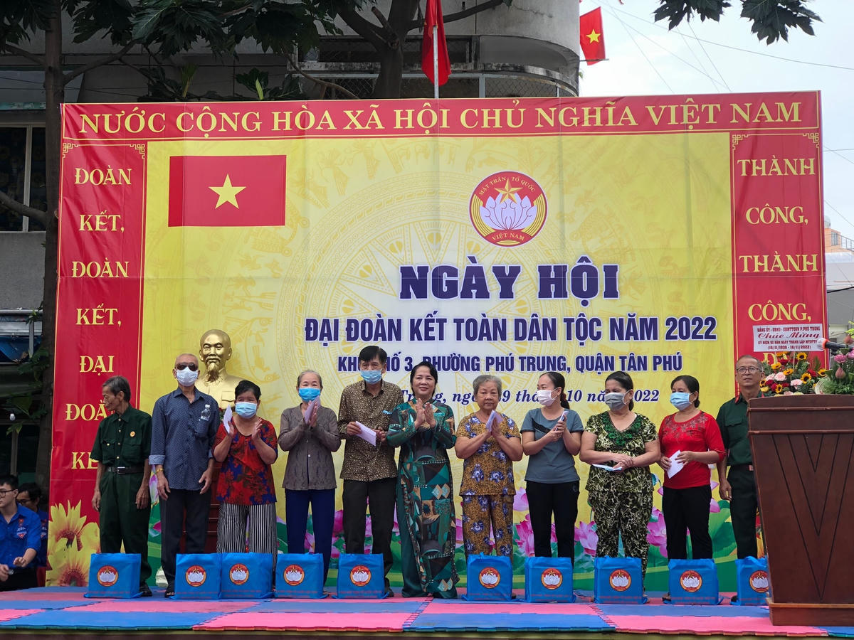 Chú thích ảnh:Bà Trần Kim Yến Trao quà cho các hộ nghèo, hộ cận nghèo, hộ có hoàn cảnh khó khăn tại Ngày hội.