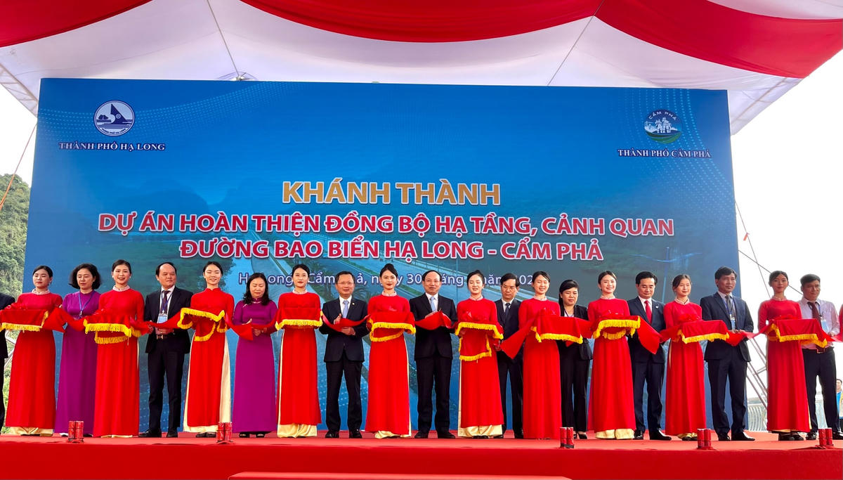 Các đại biểu cắt băng khánh thành Dự án.