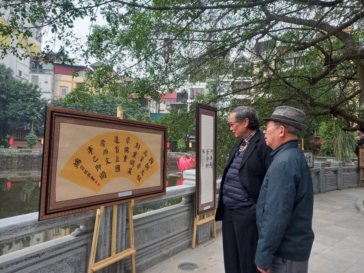 Người dân với thư pháp tại Hồ Văn (Văn Miếu-Quốc Tử Giám).