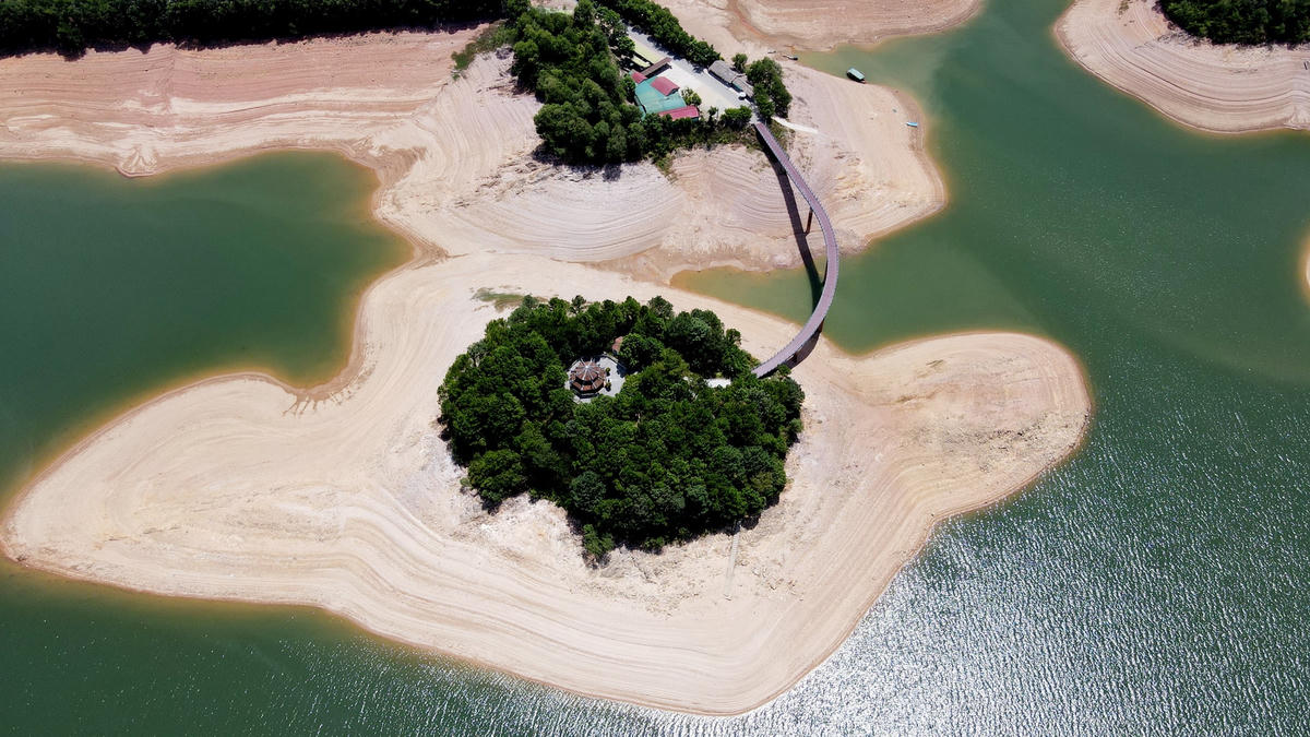 Khu vực đền thờ cố Tổng Bí thư Lê Duẩn hiện rõ hơn khi nước cạn.