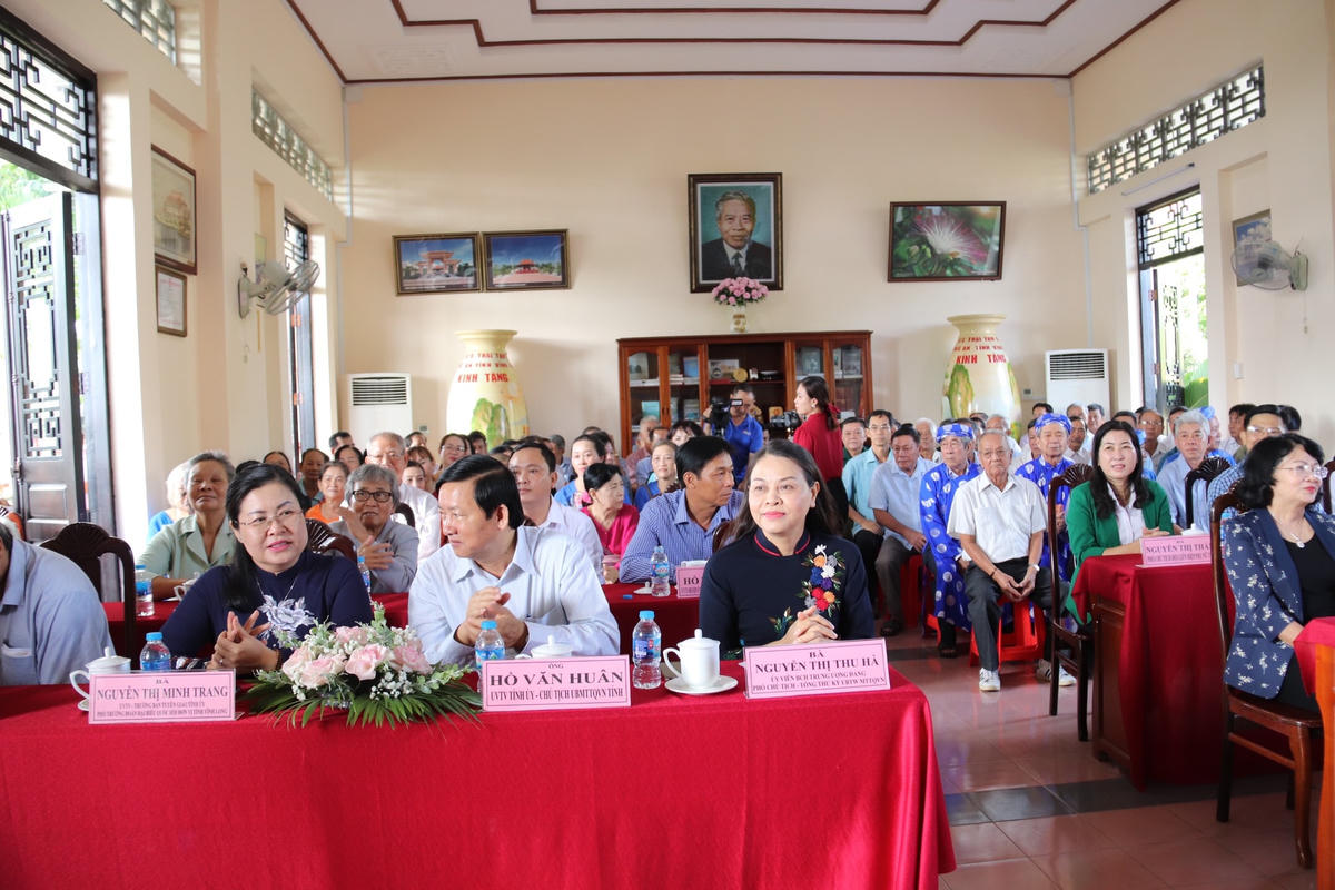 Phó Chủ tịch - Tổng Thư ký Uỷ ban Trung ương MTTQ Việt Nam Nguyễn Thị Thu Hà cùng các đại biểu tại Ngày hội.