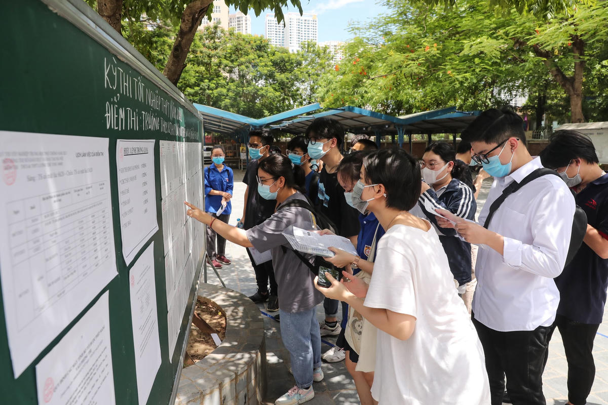Việc công bố phổ điểm từng môn thi và các khối thi sẽ giúp các em học sinh cân nhắc để điều chỉnh nguyện vọng cũng như thứ tự ưu tiên của các nguyện vọng. Ảnh: Quang Vinh