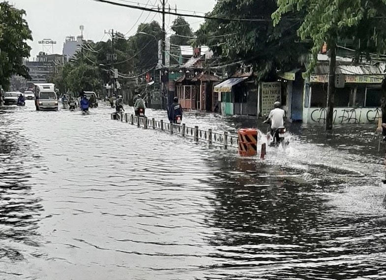 'Biển nước' mênh mông trên đường Lê Đức Thọ, quận Gò Vấp. (Ảnh: Hồng Giang/TTXVN).