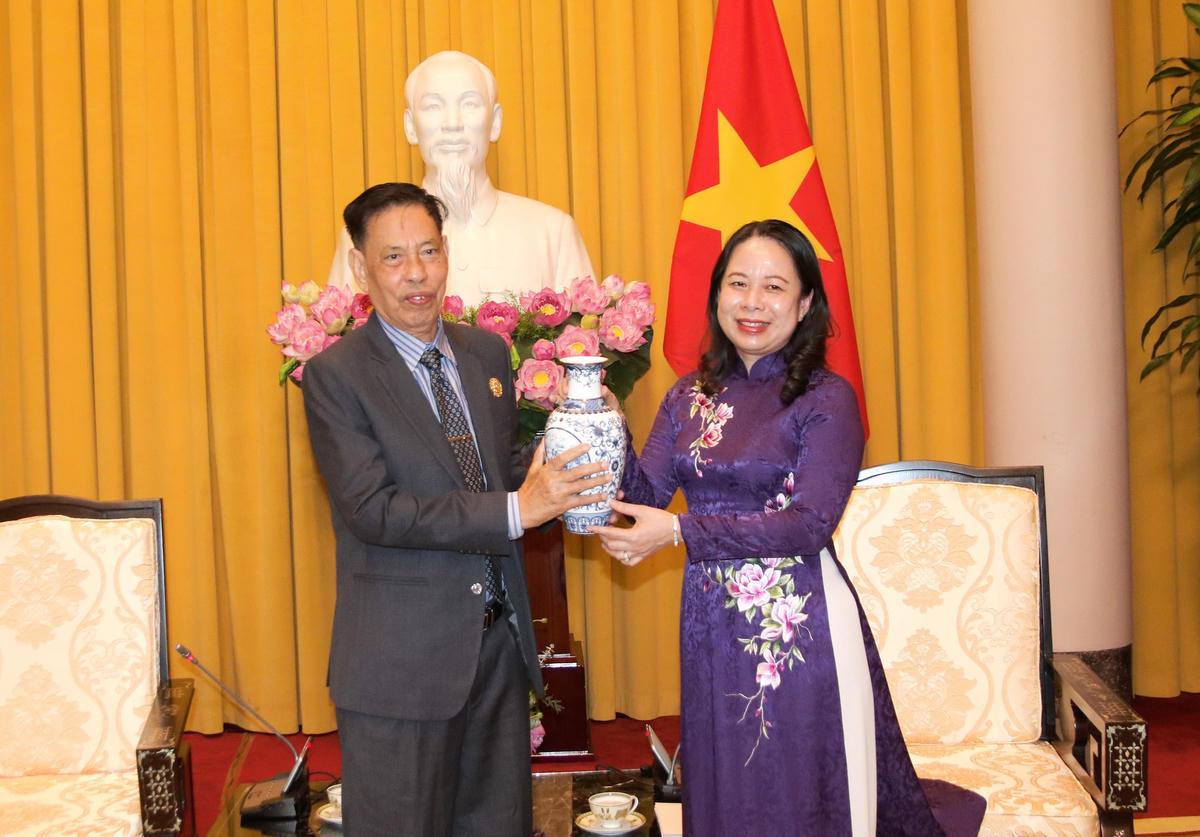 Phó Chủ tịch nước Võ Thị Ánh Xuân tặng quà lưu niệm cho Đoàn đại biểu cấp cao Hội đồng Quốc gia Mặt trận Đoàn kết Phát triển Tổ quốc Campuchia.