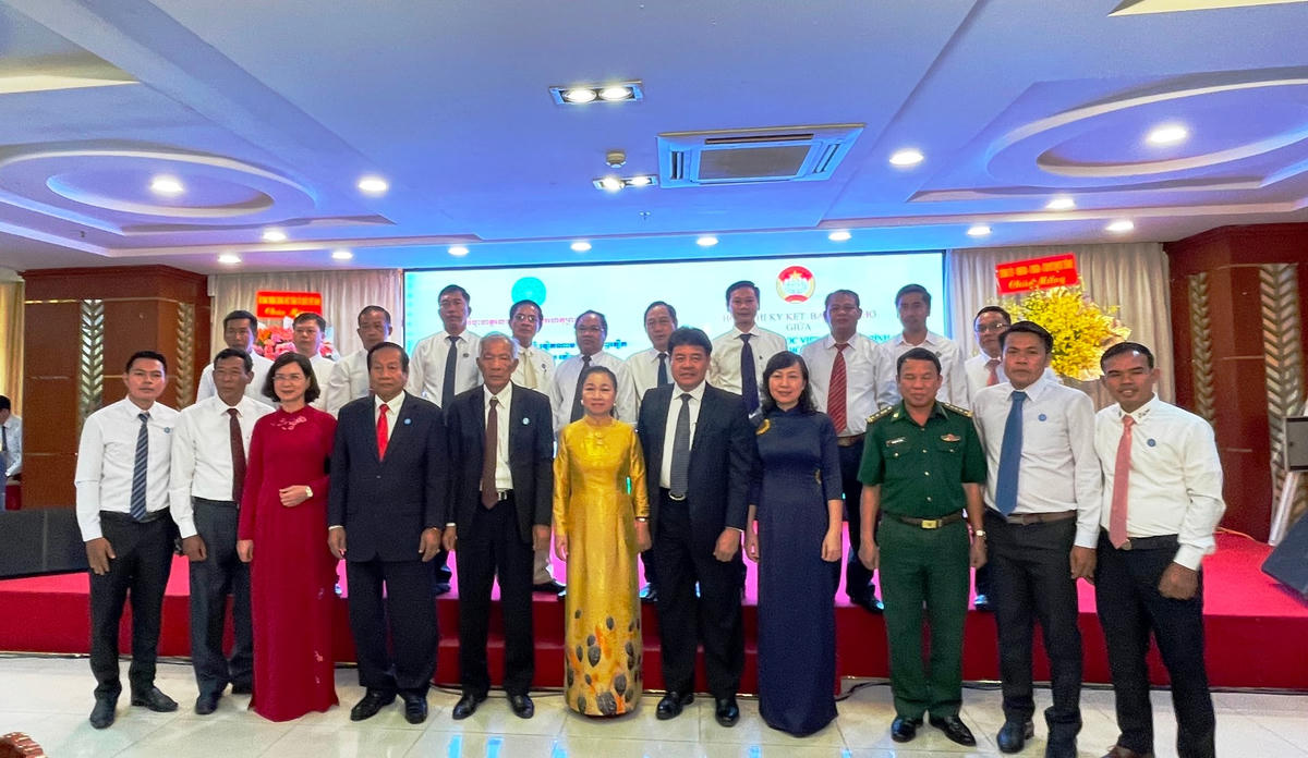 Đại biểu tham dự hội nghị chụp hình lưu niệm. 