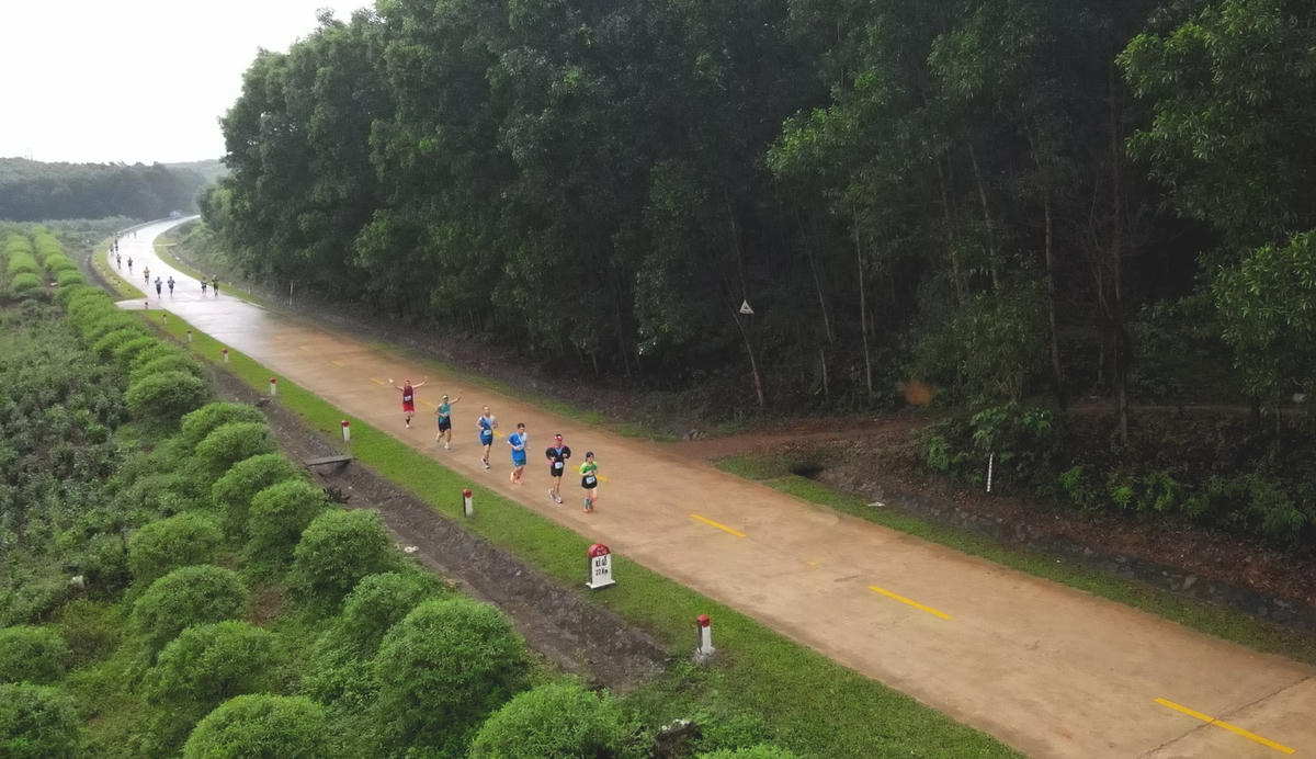 "Đây là loại hình thể thao có thể được gọi là “đẹp”. Đẹp từ mục đích là tốt cho sức khỏe về lâu dài, mọi người chơi rất tốt, giúp đỡ và chia sẻ với nhau nhiều điều, không nhậu nhẹt sau mỗi buổi chạy", anh Lê Tuấn Anh thành viên nhóm Hà Tĩnh Marathon Team chia sẻ.