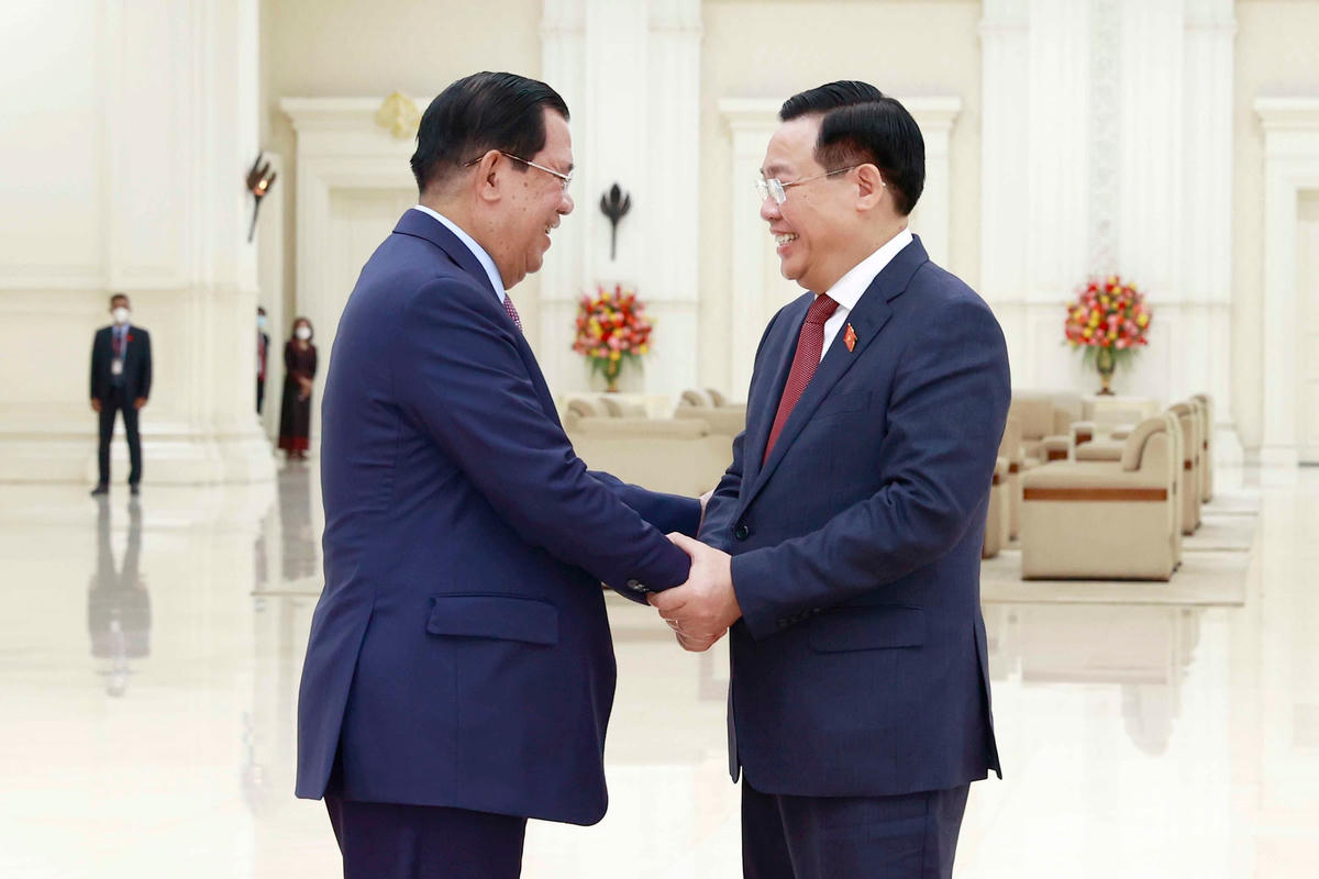 Chủ tịch Quốc hội Vương Đình Huệ hội kiến Thủ tướng Campuchia Samdech Techo Hun Sen. Ảnh: TTXVN.