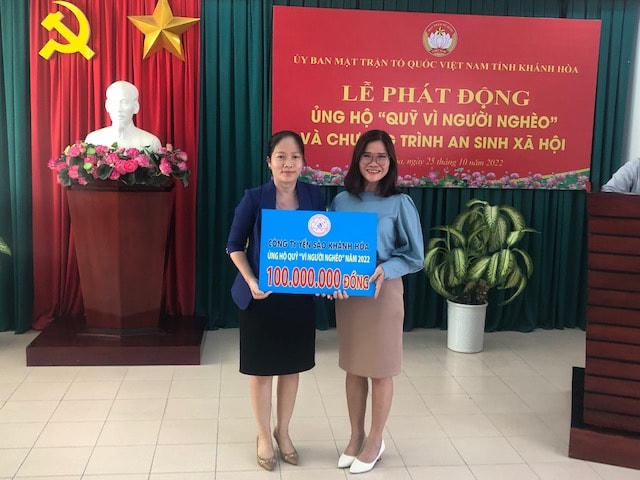Công ty Yến Sào Khánh Hòa ủng hộ quỹ Vì người nghèo.