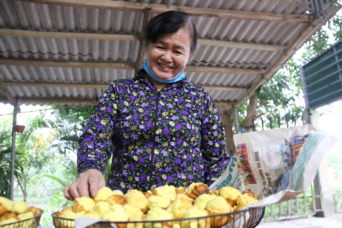 Bà Tiếp vui vẻ chia sẻ kinh nghiệm làm món bánh thuẫn.