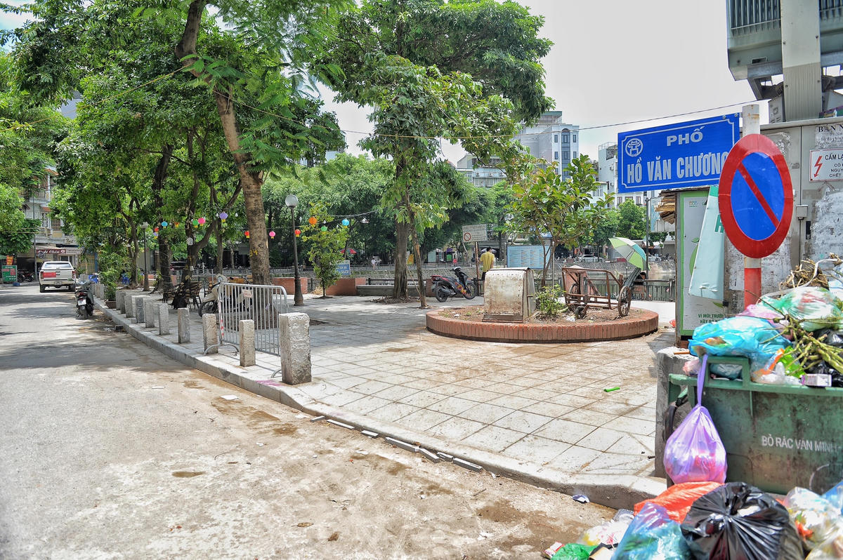 Chị Hồng Loan, người dân sinh sống tại phố Hồ Văn Chương cho hay, hàng cọc bê tông này mọc lên rất vô lý, mất mỹ quan và có thể gây nguy hiểm vào ban đêm hoặc tờ mờ sáng.