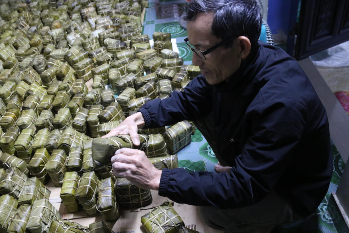 Ông Đào Bá Giai kiểm tra công đoạn hong khô bánh.