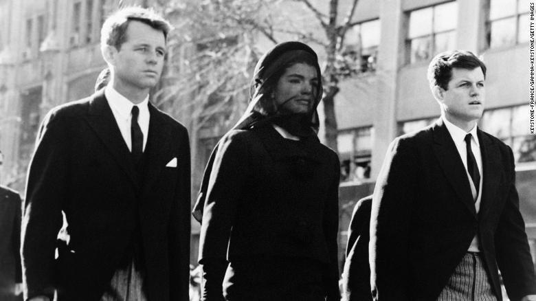 Robert Kennedy và Edward Kennedy cùng chị dâu Jacqueline Kennedy trong lễ tang của Tổng thống John F. Kennedy. Ảnh: Historyhit.