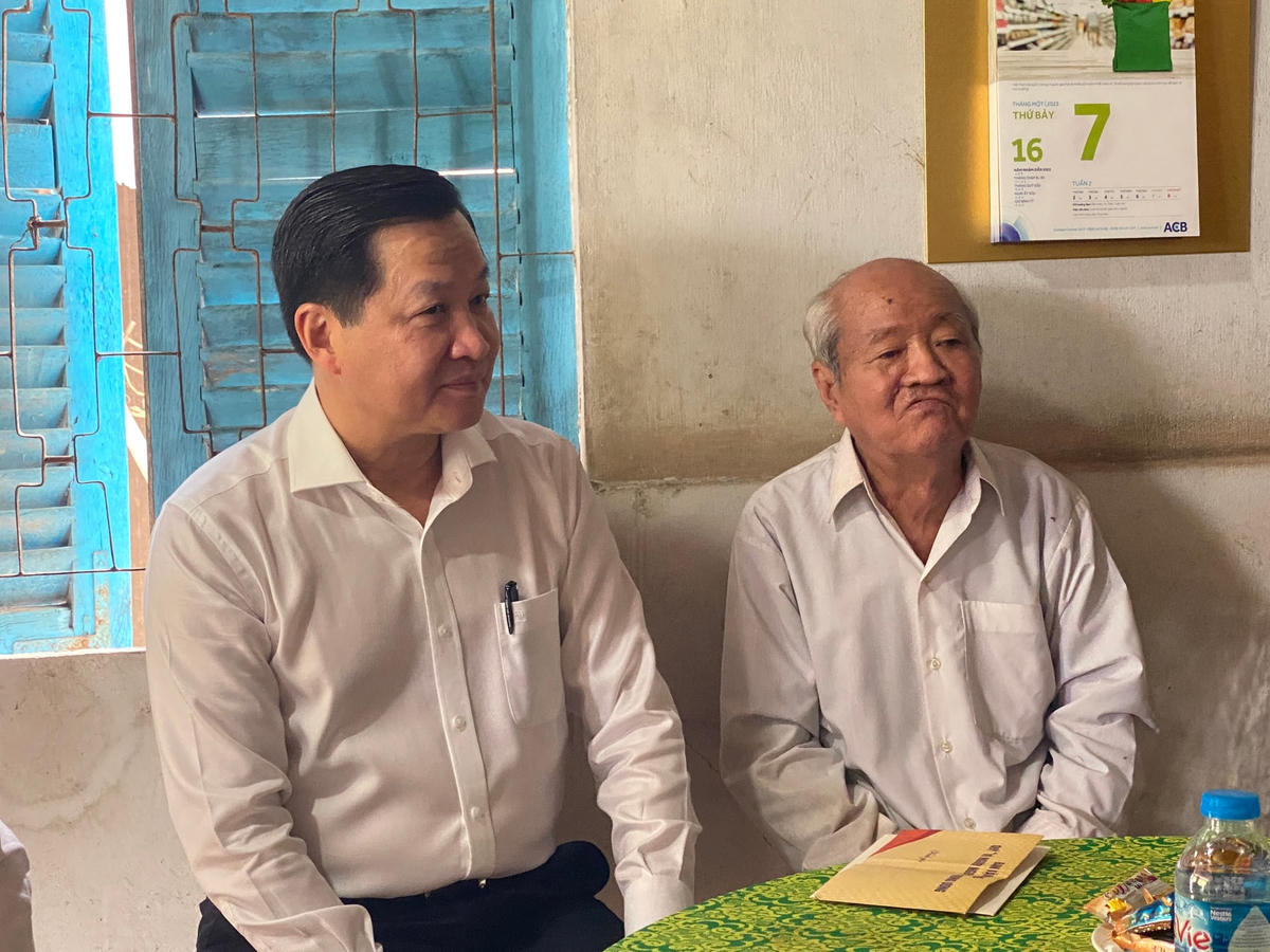 Phó Thủ tướng Lê Minh Khái trò chuyện cùng thương binh Hoa Song Thành.