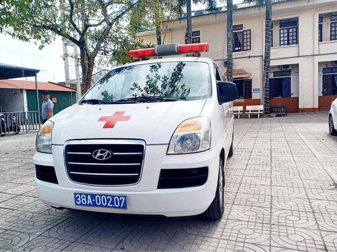 Chiếc xe cấp cứu được phân công chở bệnh nhân Trần H. chuyển lên tuyến trên.