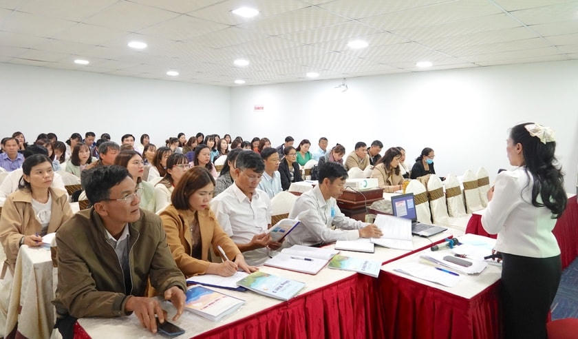 Quang cảnh lớp tập huấn tăng cường tiếng Việt cho học sinh lớp 3 vùng DTTS. 