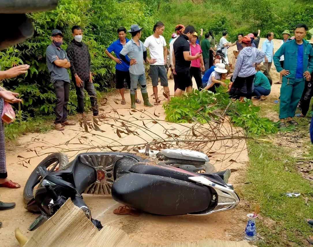 Tại hiện trường chị T.T.P. bị tử vong và chiếc xe máy hư hỏng.