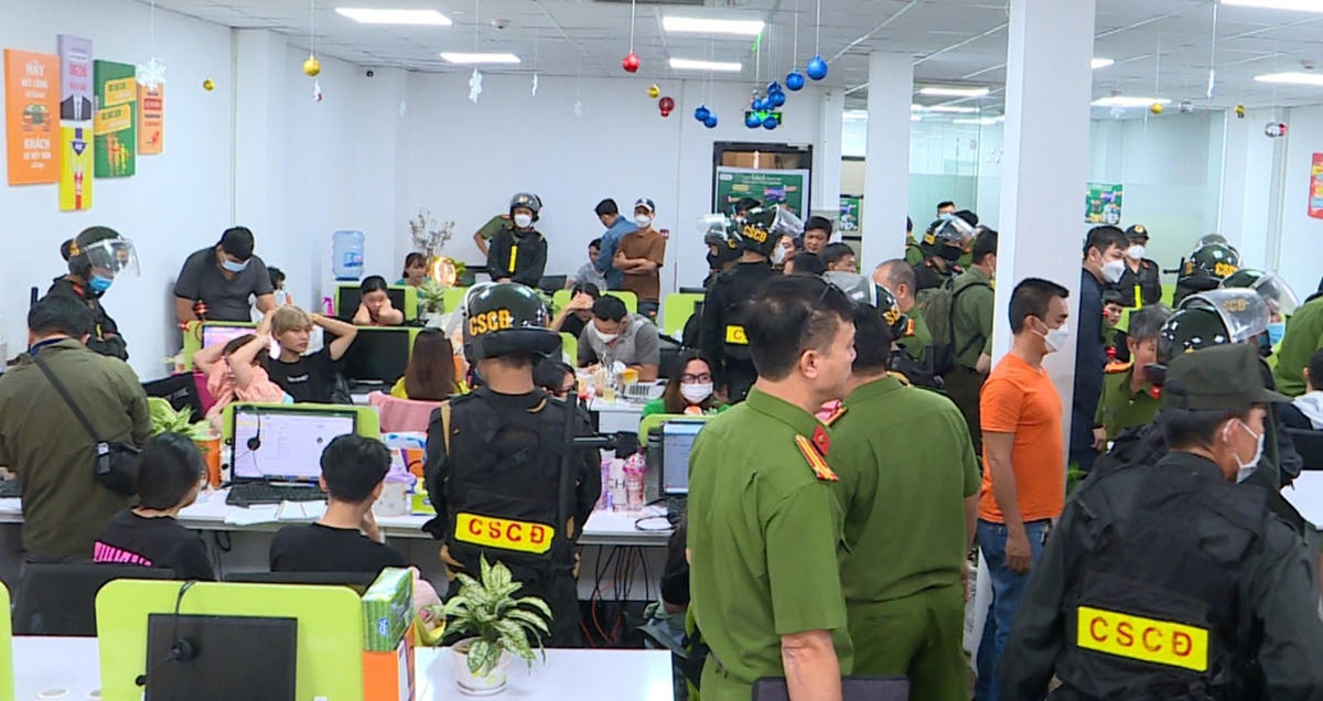 Lực lượng công an khám xét tại một địa điểm liên quan đến hoạt động lừa đảo qua mạng tại TPHCM ngày 28/12/2022.