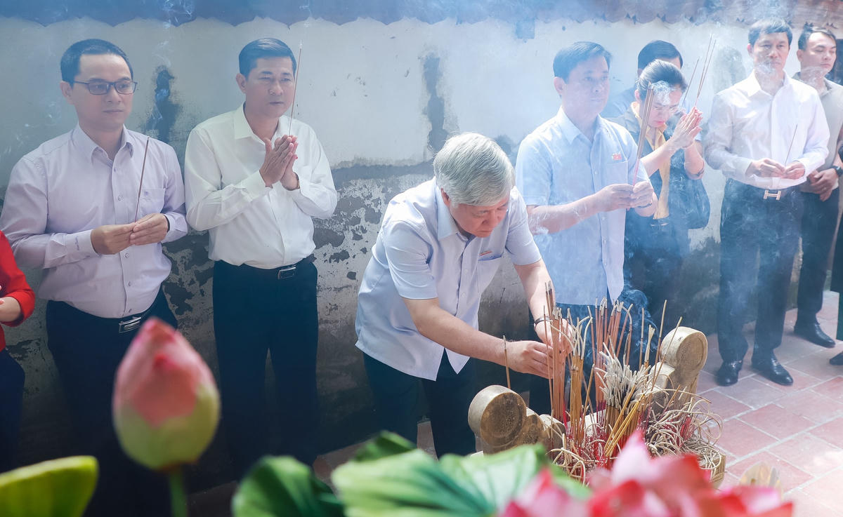 Dâng hương lên phần mộ của Vua Mai.