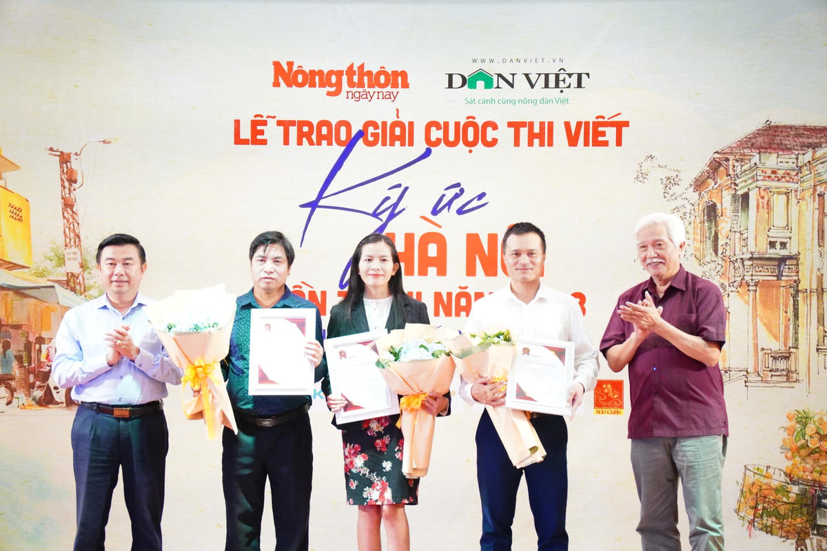 Những tác giả đạt giải Ba tại cuộc thi viết Ký ức Hà Nội lần II (Ảnh: Ngọc Hà)