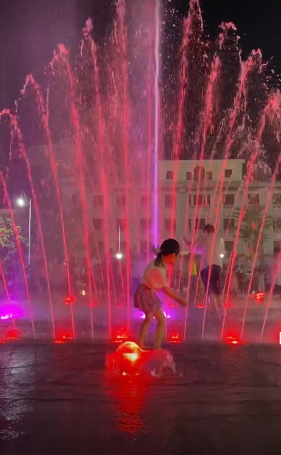 Người dân TP Nam Định thích thú khi Đài phun nước tại Quảng trường Hòa Bình hoạt động về đêm.