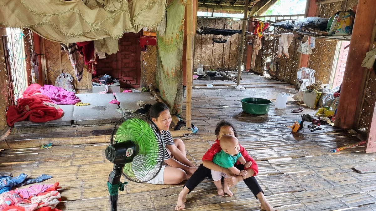 Căn nhà của gia đình chị La Thị Hiền, bản Bá Hạ tuềnh toàng chưa có điều kiện để sửa chữa.