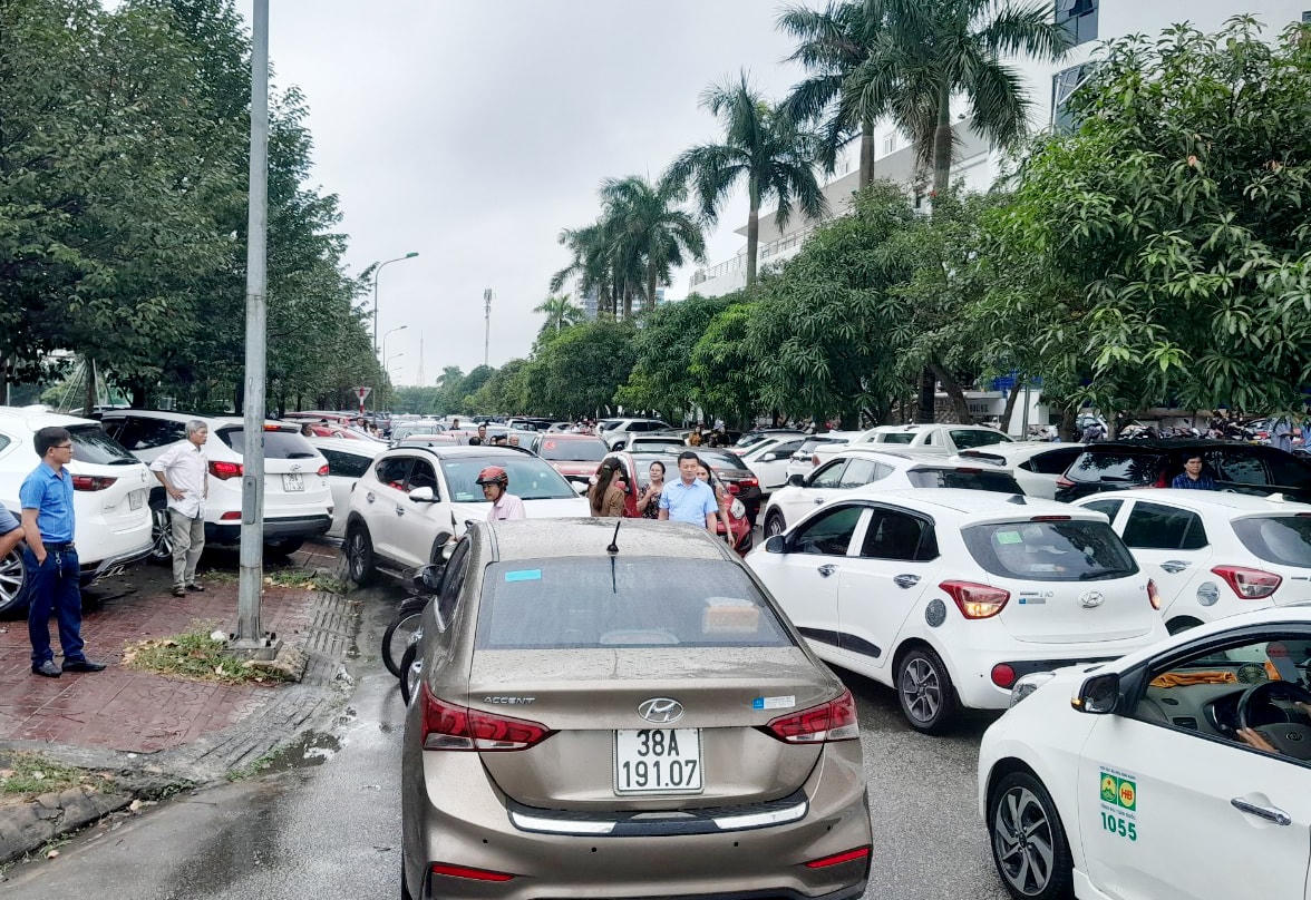 Hàng trăm phương tiện ô tô dừng, đỗ sai quy định để tham dự đám cưới tại khách sạn Sailing.