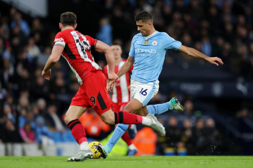 Man City áp sát Liverpool, Chelsea tiếp đà hồi sinh - 1