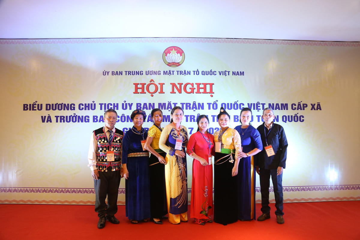 Những người cán bộ Mặt trận ở cơ sở ngày đêm lăn lộn với phong trào, hết lòng tận tụy với nhân dân.