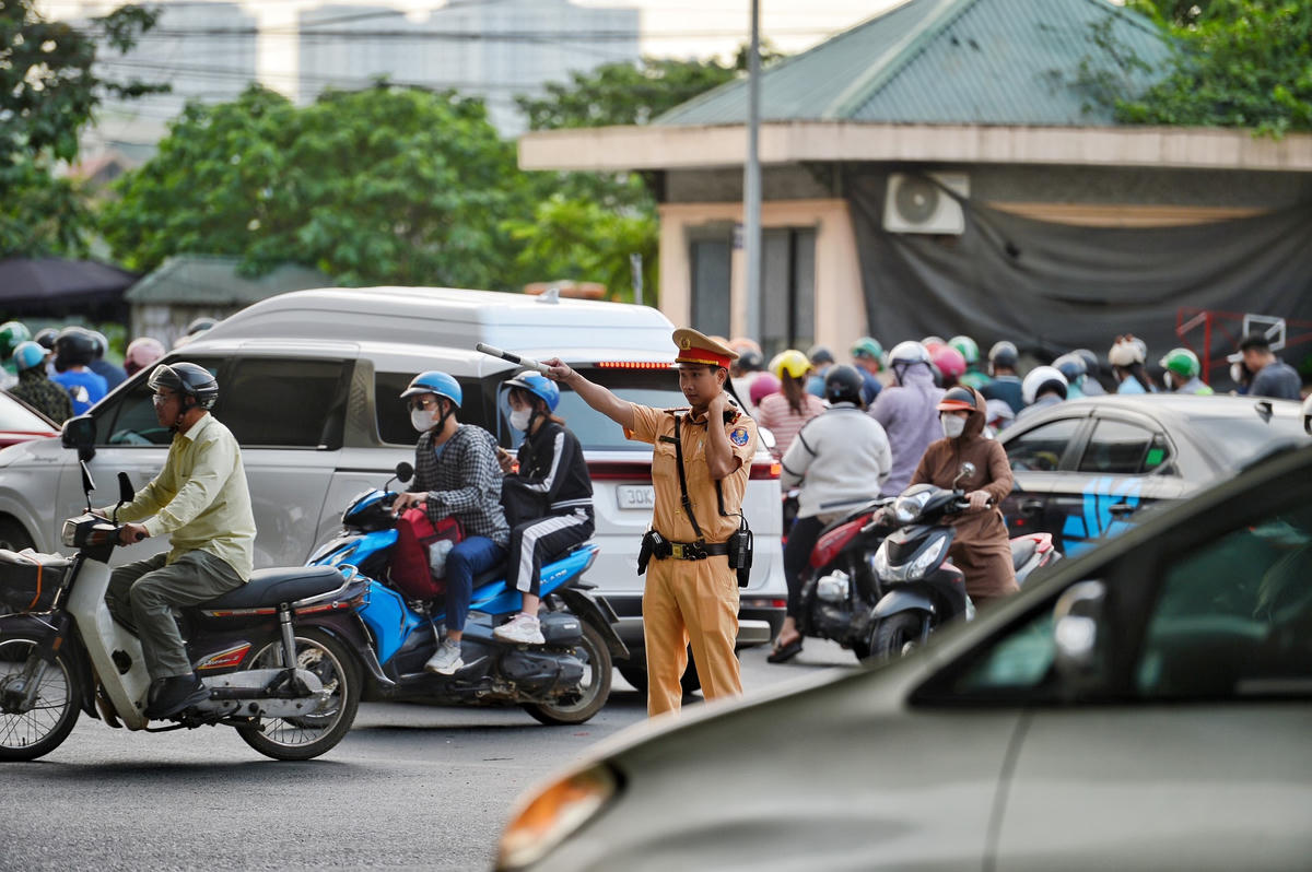 Lực lượng chức năng căng mình phân luồng để giảm thiểu tình trạng ùn tắc giao thông.