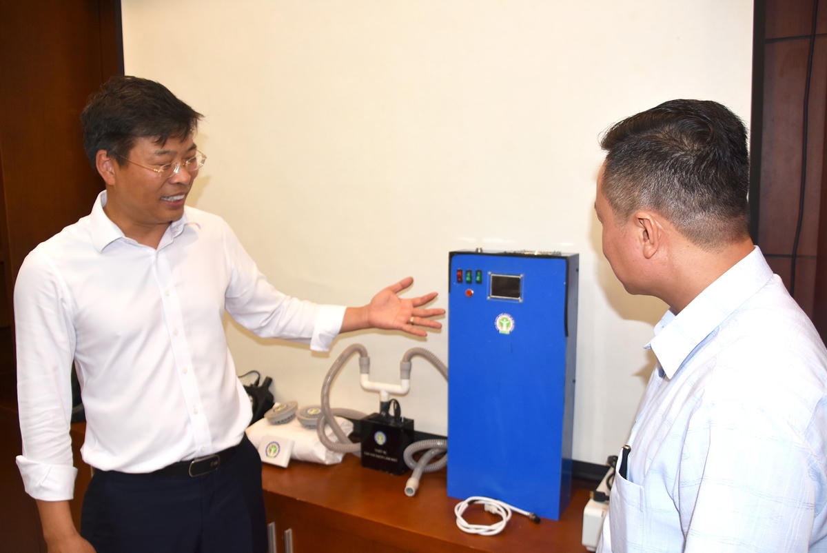 PGS.TS Doãn Ngọc Hải giới thiệu các hiện vật được trao tặng.