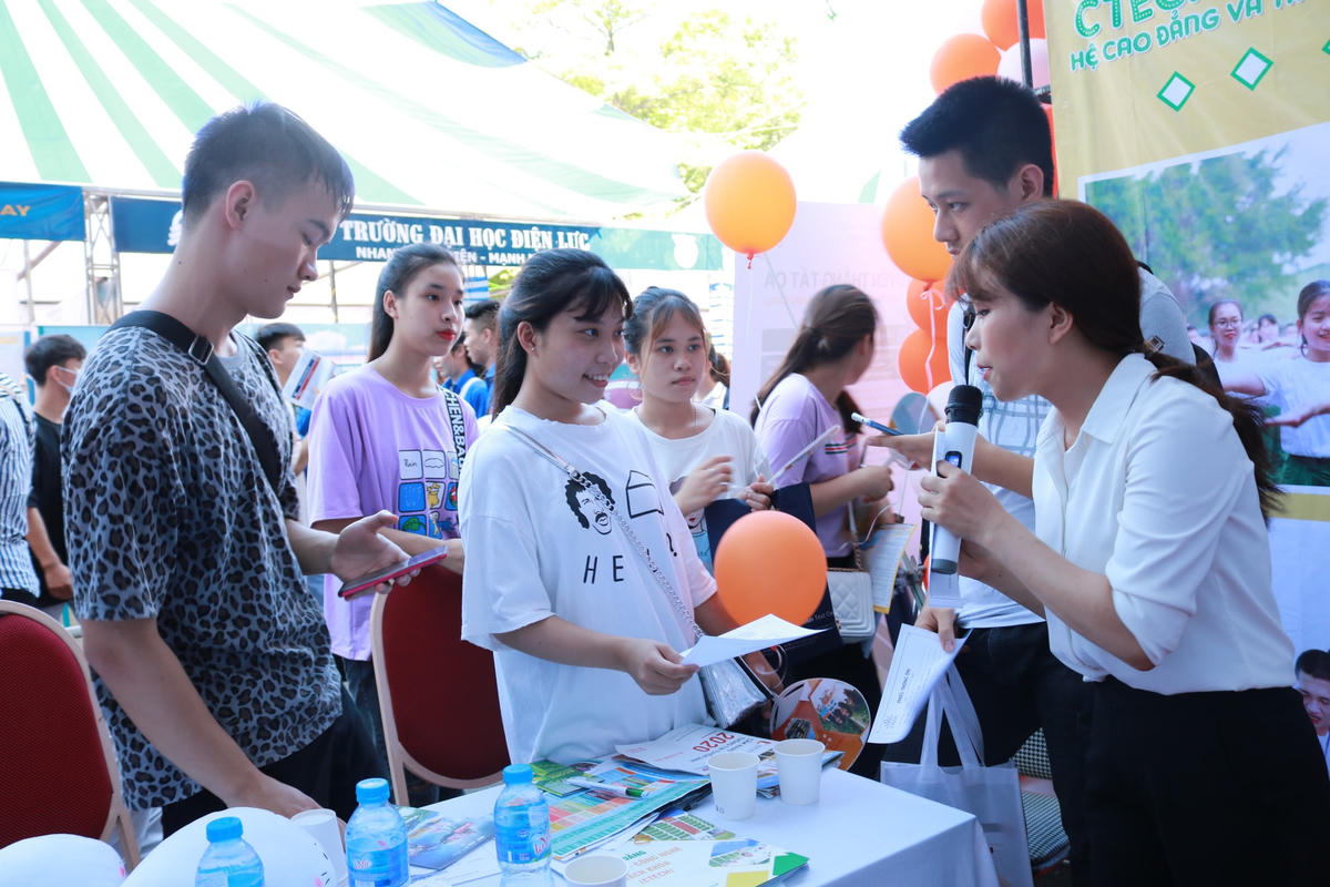 Đại học trong 'cơn bão' tăng học phí: Làm thế nào giảm áp lực cho sinh viên?