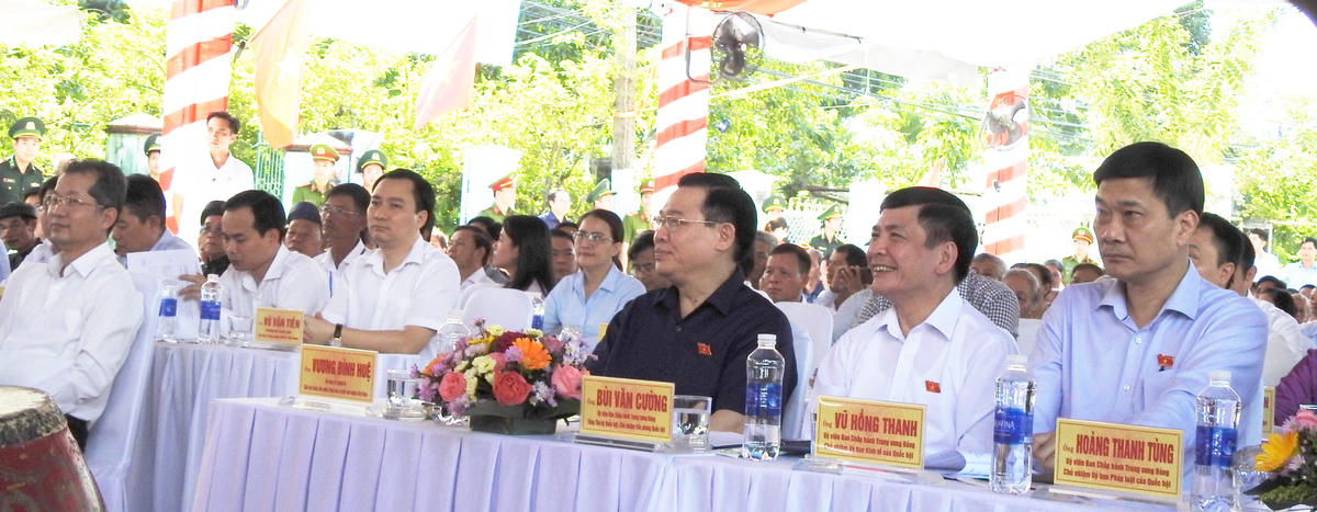 Chủ tịch Quốc hội Vương Đình Huệ và lãnh đạo Bộ, ngành dự Ngày hội Đại đoàn kết tại KDC số 10, phường Hòa Hiệp Bắc (Đà Nẵng). Ảnh: Thanh Tùng.