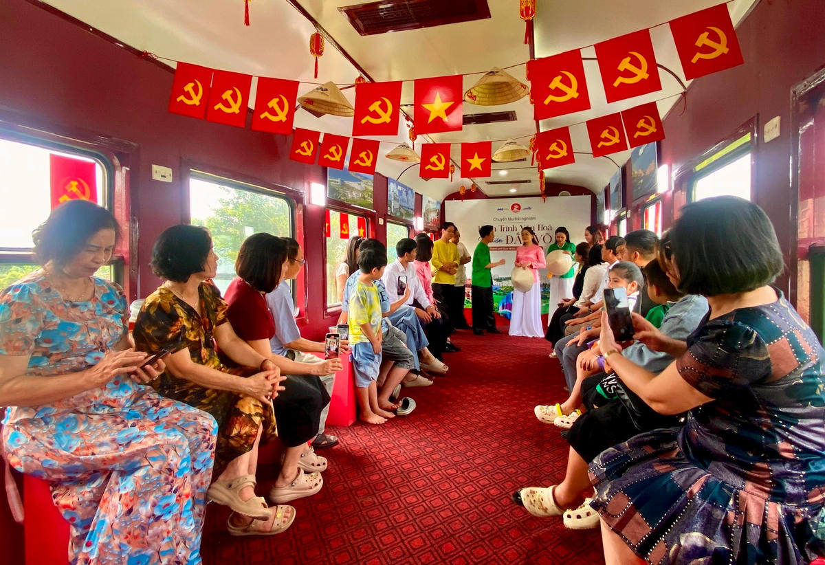 Du khách thích thú trải nghiệm chuyến tàu “Hành trình văn hóa - Về miền đất võ”.(ảnh Diễm Phúc)