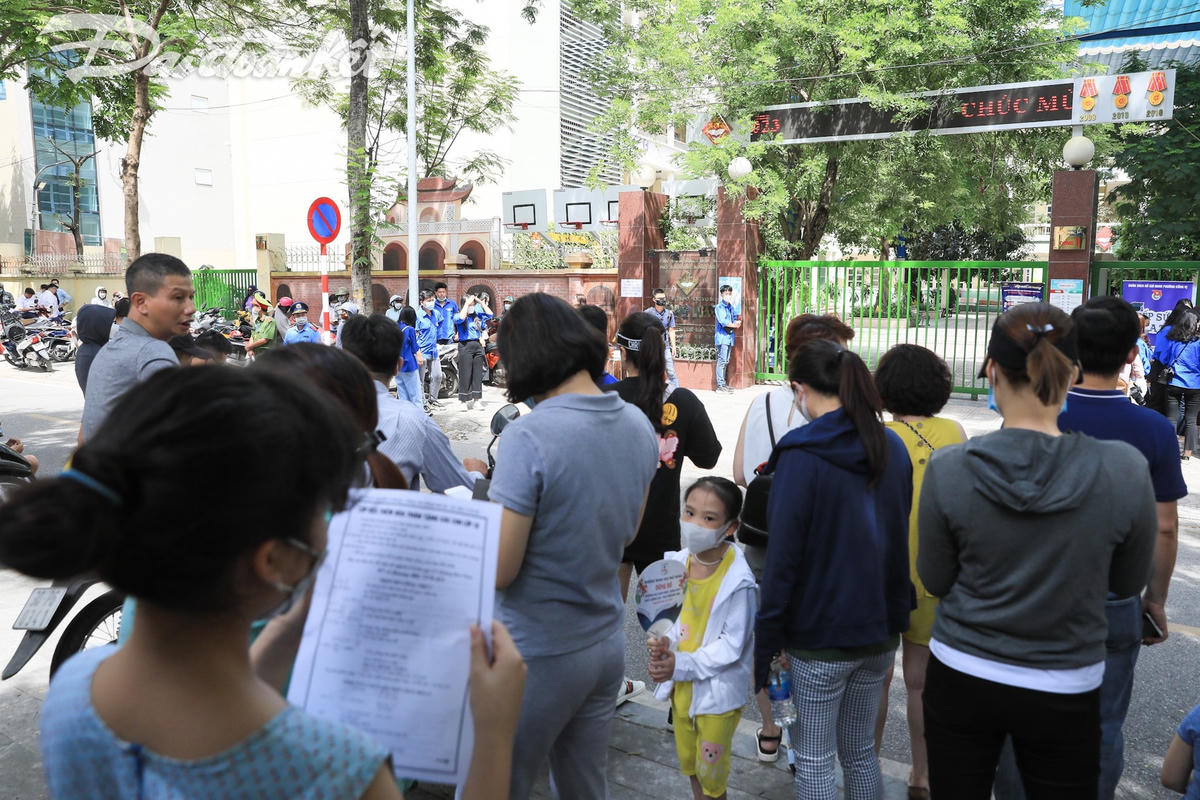Sau khi kết thúc bài thi đầu tiên, chiều 18/6, các em làm bài trắc nghiệm môn Ngoại ngữ trong 60 phút, bắt đầu từ 14h.
