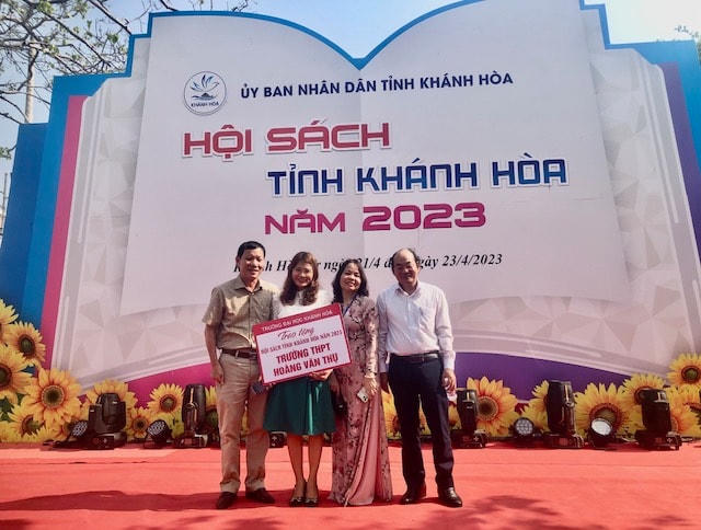 Trường Đại học Khánh Hòa tặng sách cho Trường THPT Hoàng Văn Thụ.