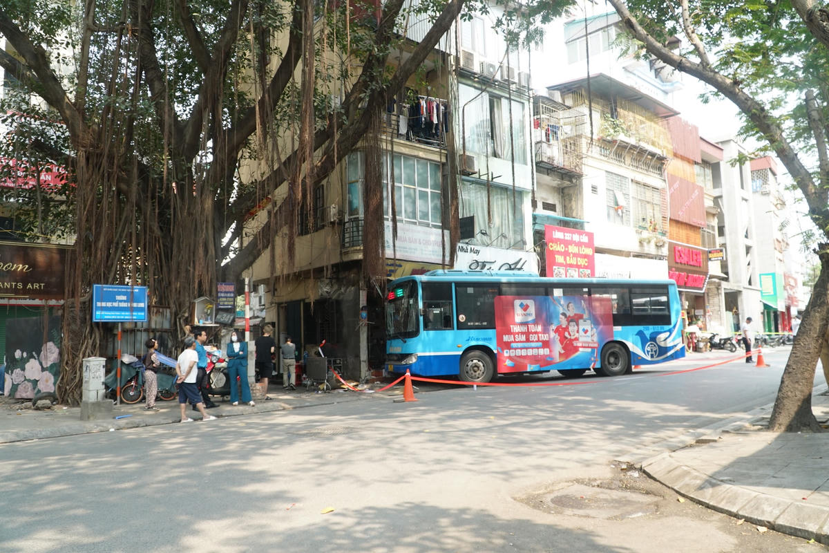 Theo thông tin ban đầu, vụ tai nạn xảy ra vào trưa ngày 14/3, chiếc xe buýt số 09A khi đang đi trên đường Đội Cấn, khi tới khu vực số nhà 341 thuộc phường Liễu Giai, quận Ba Đình, TP Hà Nội bất ngờ mất lái và lao vào một ngôi nhà kinh doanh bún chả bên đường khiến 2 người nhập viện.