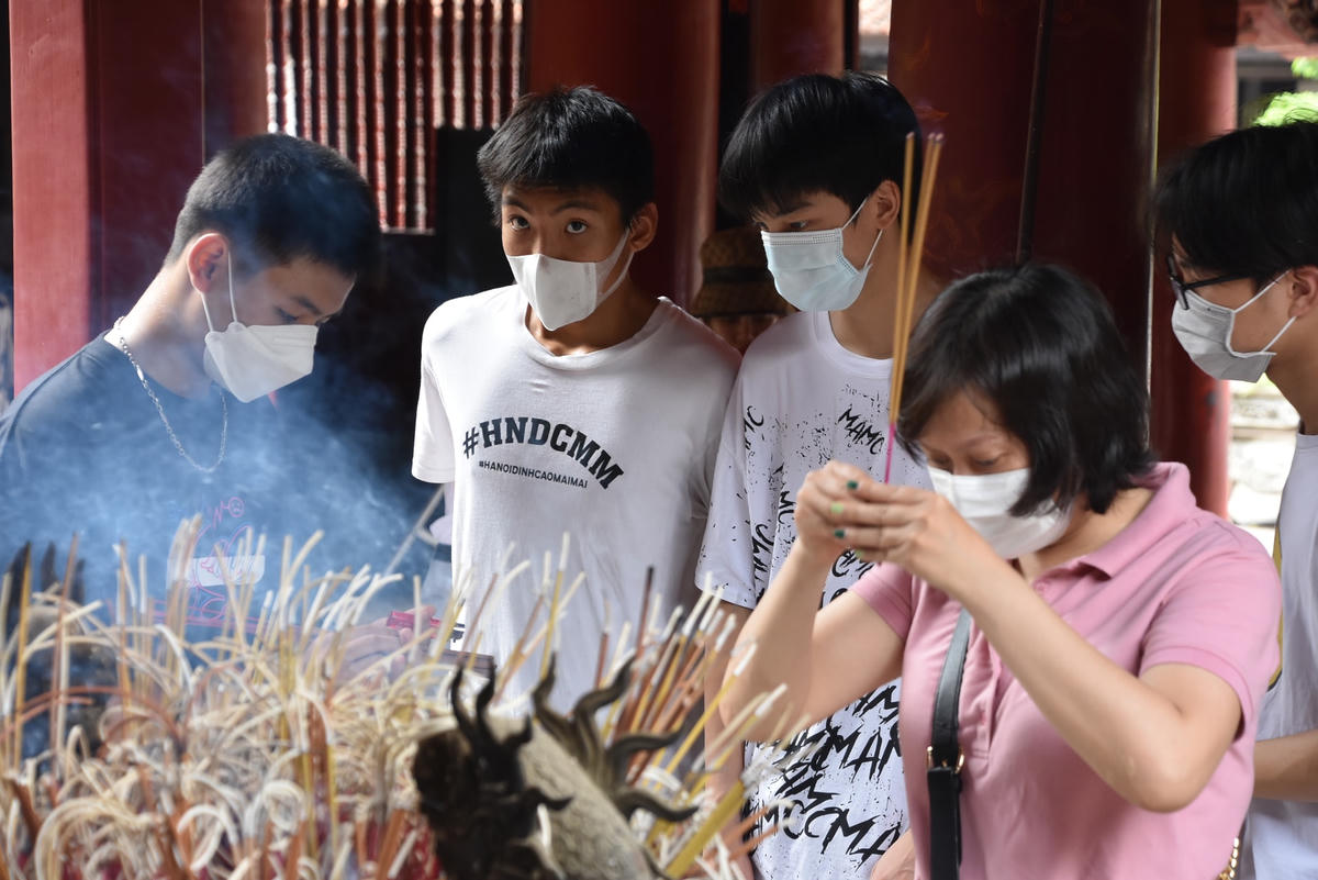 Việc dâng lễ cầu may tại Văn Miếu - Quốc Tử Giám trước mỗi kì thi quan trọng đã trở thành một trong những nét văn hoá đặc biệt của người Hà Nội.