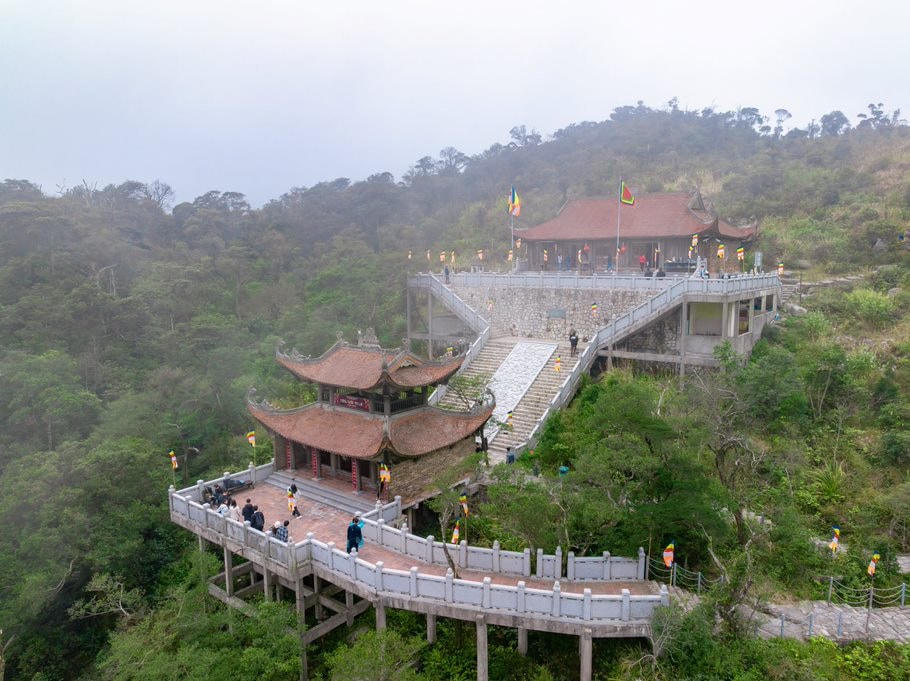 Du khách có thể dễ dàng di chuyển lên Chùa Thượng bằng đường cáp treo. Chùa Thượng được coi là điểm đến cuối cùng của núi Yên Tử. Đây là nơi thiền lý tưởng nhất của các phật tử. (Ảnh chụp tại Lễ khai hội Xuân Tây Yên Tử 2023).