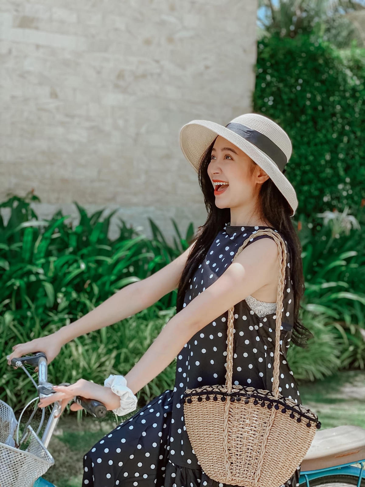 Nữ diễn viên sở hữu vẻ ngoài xinh đẹp, gương mặt khả ái, duyên dáng cùng body gợi cảm, quyến rũ.