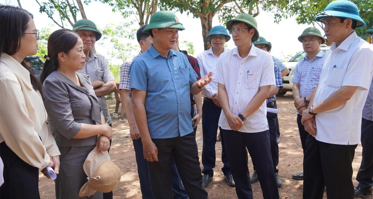 Chủ tịch UBND tỉnh Quảng Trị cũng đề nghị UBND huyện Vĩnh Linh có trách nhiệm chủ trì, phối hợp các sở, ngành hướng dẫn, hỗ trợ doanh nghiệp trong việc bố trí quỹ đất trong các cụm công nghiệp được quy hoạch trên địa bàn huyện theo quy định khi Công ty có nhu cầu đầu tư xây dựng để đảm bảo ổn định sản xuất; đề nghị các đơn vị sản xuất đóng trên địa bàn di dời theo đúng quy định của pháp luật để kịp thời bàn giao mặt bằng cho các đơn vị thi công… Ảnh: Phạm Mỹ Hạnh/quangtri.gov.vn.