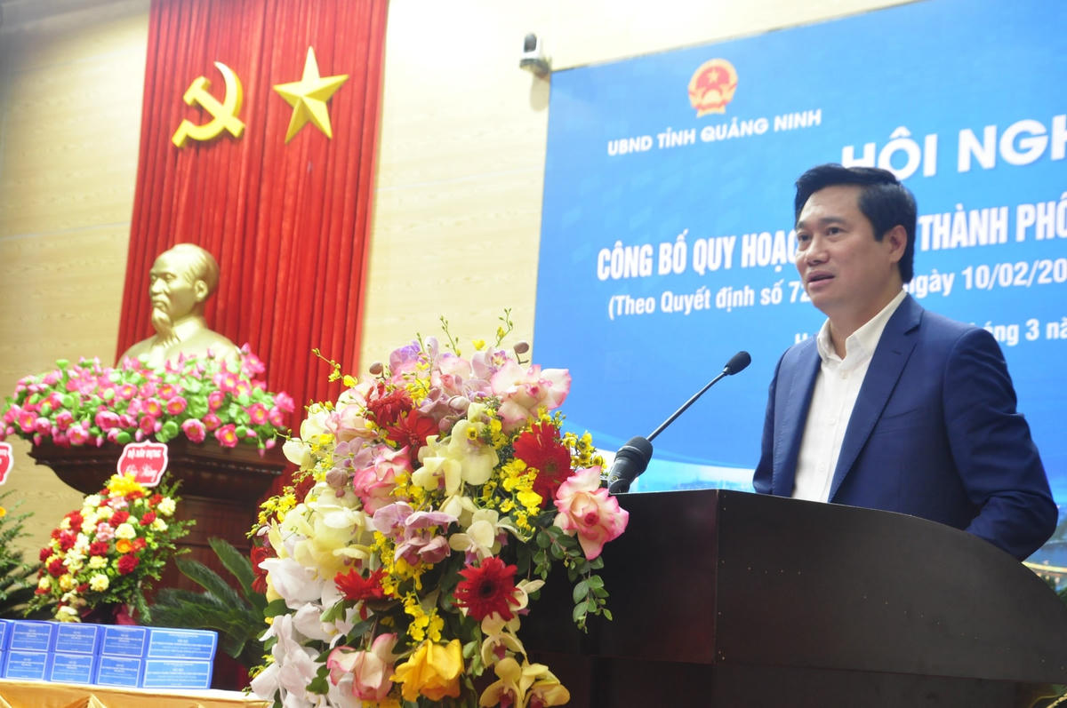 Thứ trưởng Bộ Xây dựng phát biểu tại hội nghị.