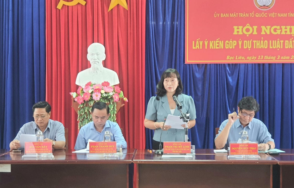 Bà Phạm Thị Mỹ Linh, Phó Chủ tịch Ủy ban MTTQ Việt Nam tỉnh Bạc Liêu phát biểu tại hội nghị.