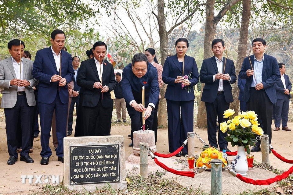 Chủ tịch Quốc hội Trần Thanh Mẫn đến dâng hương tại Đình Tân Trào. (Ảnh: Doãn Tấn/TTXVN)