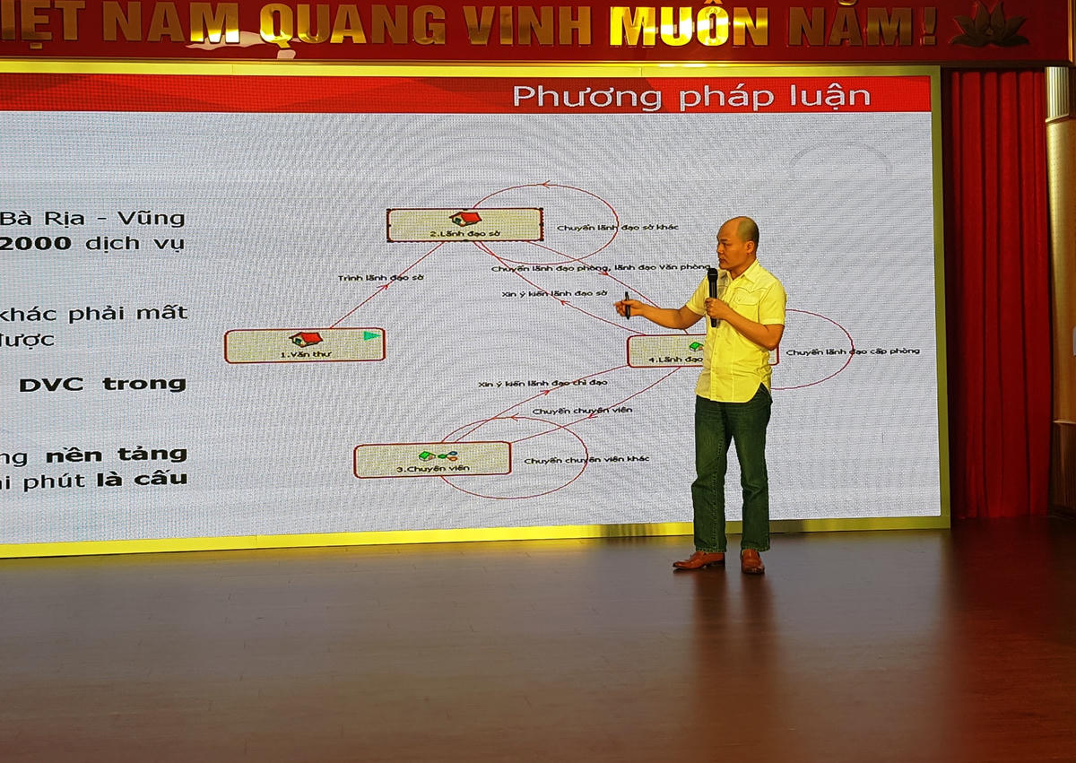 Chuyên gia công nghệ thông tin Nguyễn Tử Quảng chia sẻ kinh nghiệm trong buổi hội thảo